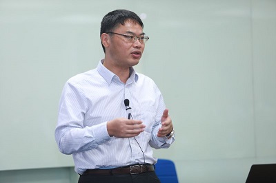 会议邀请到两位长江学者——上海财经大学靳庆鲁教授和复旦大学方军雄